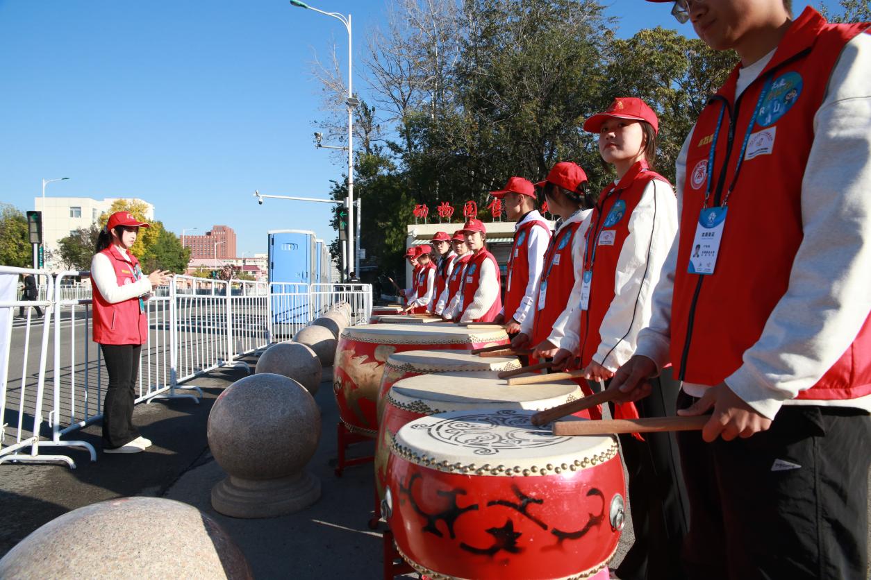 【工商管理系】“益”路“津彩”——工益行志愿服务队为天津马拉松击鼓助威