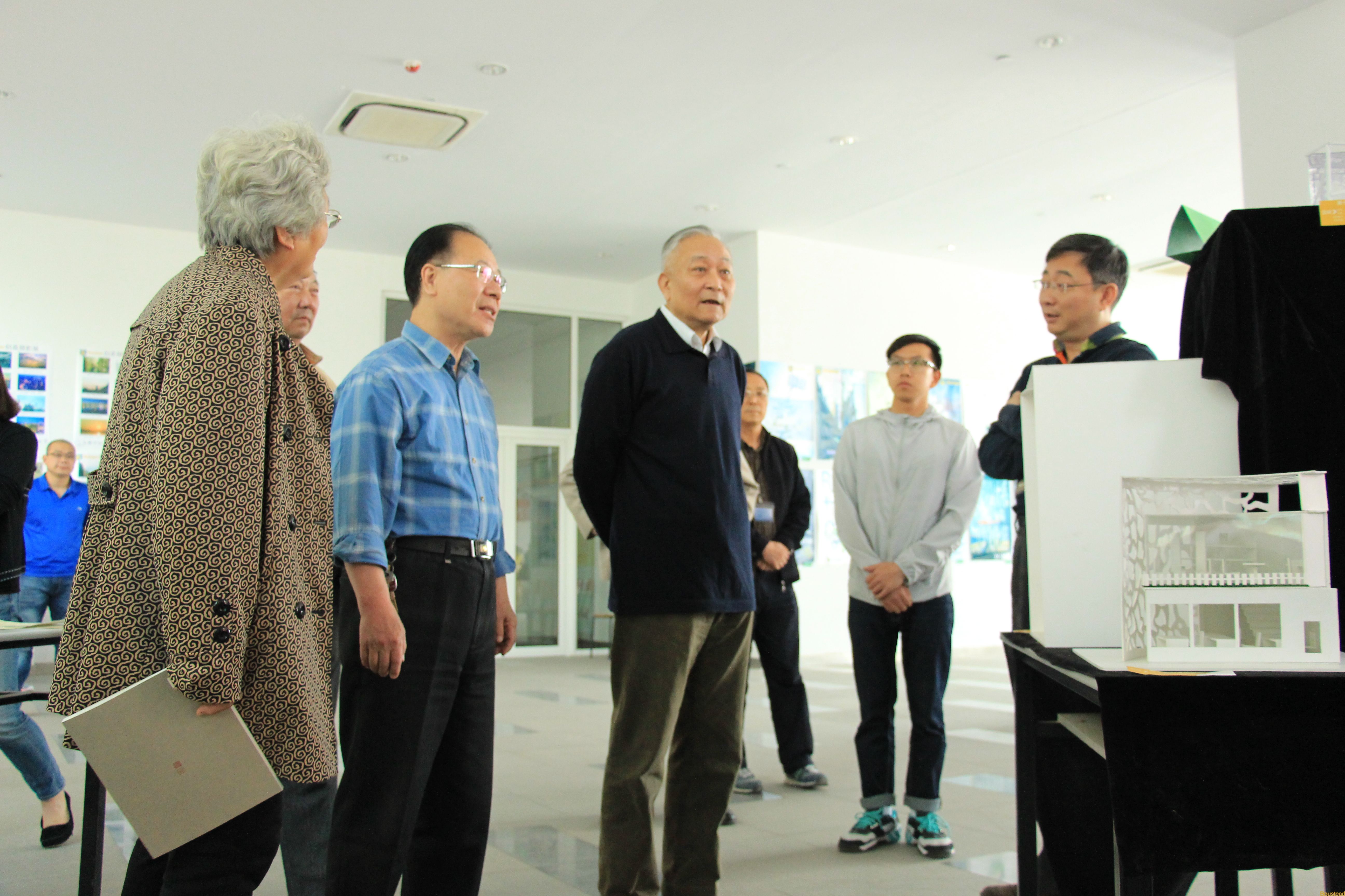 新葡的京领导莅临指导第十届创意文化节暨宏村写生作品展