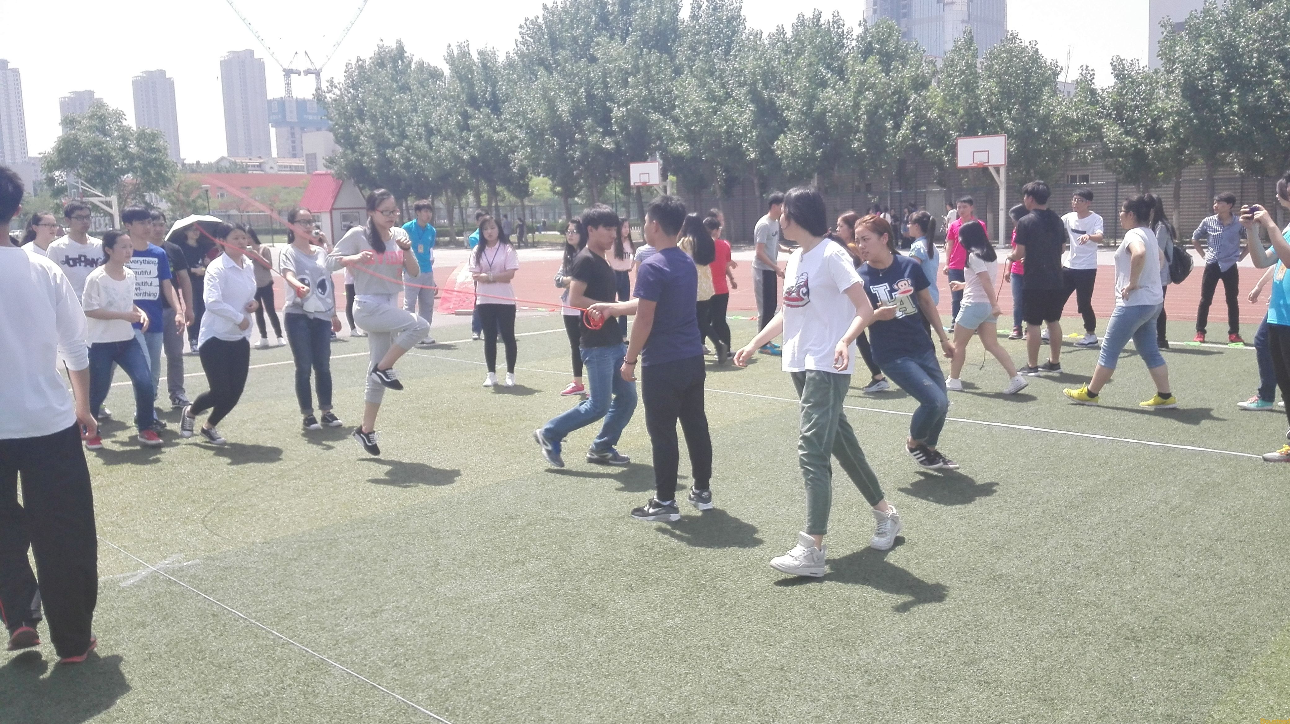 团委举办第一届趣味接力赛