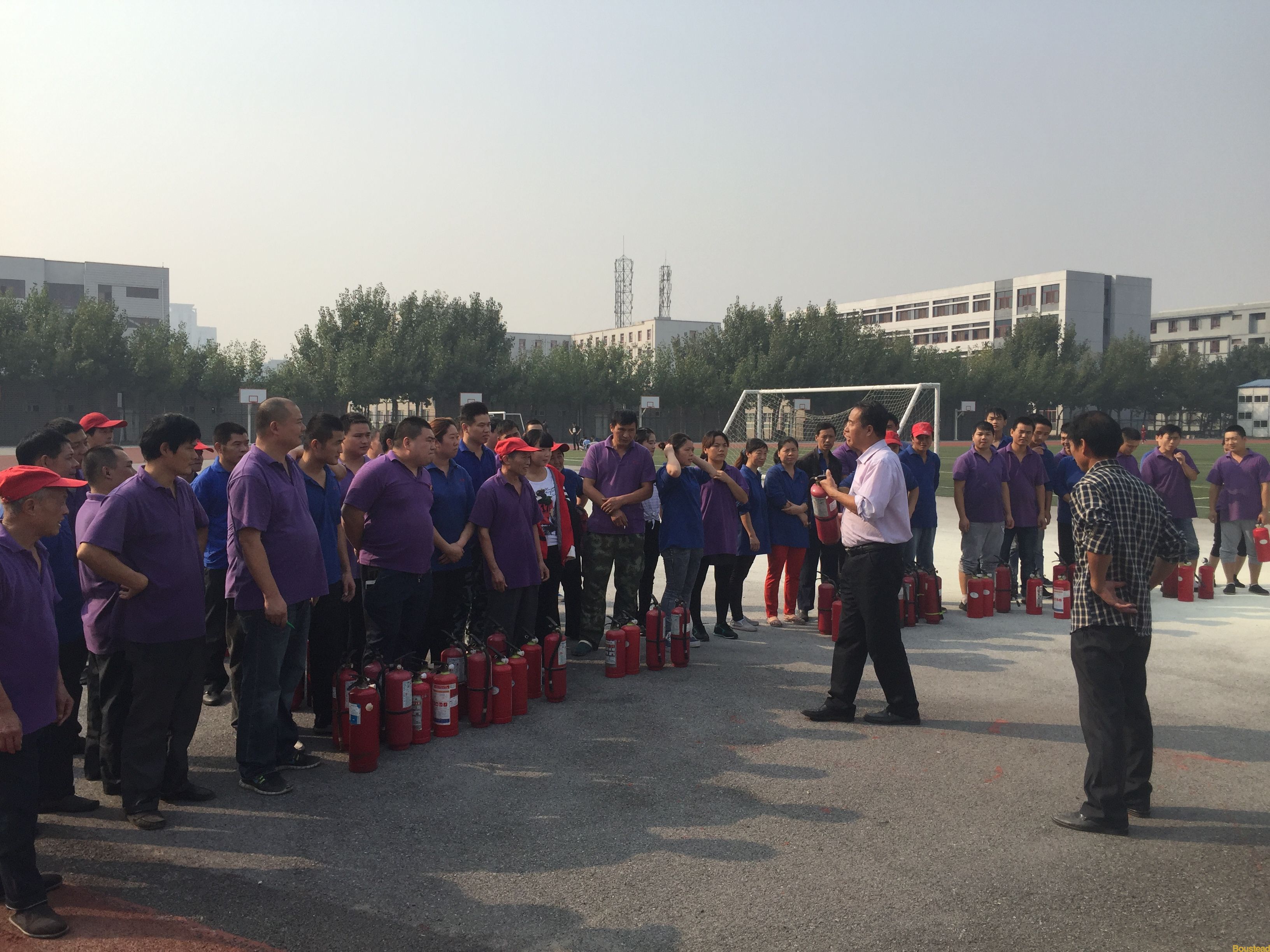 安全保卫部、综合保障部联合开展食堂员工消防演练