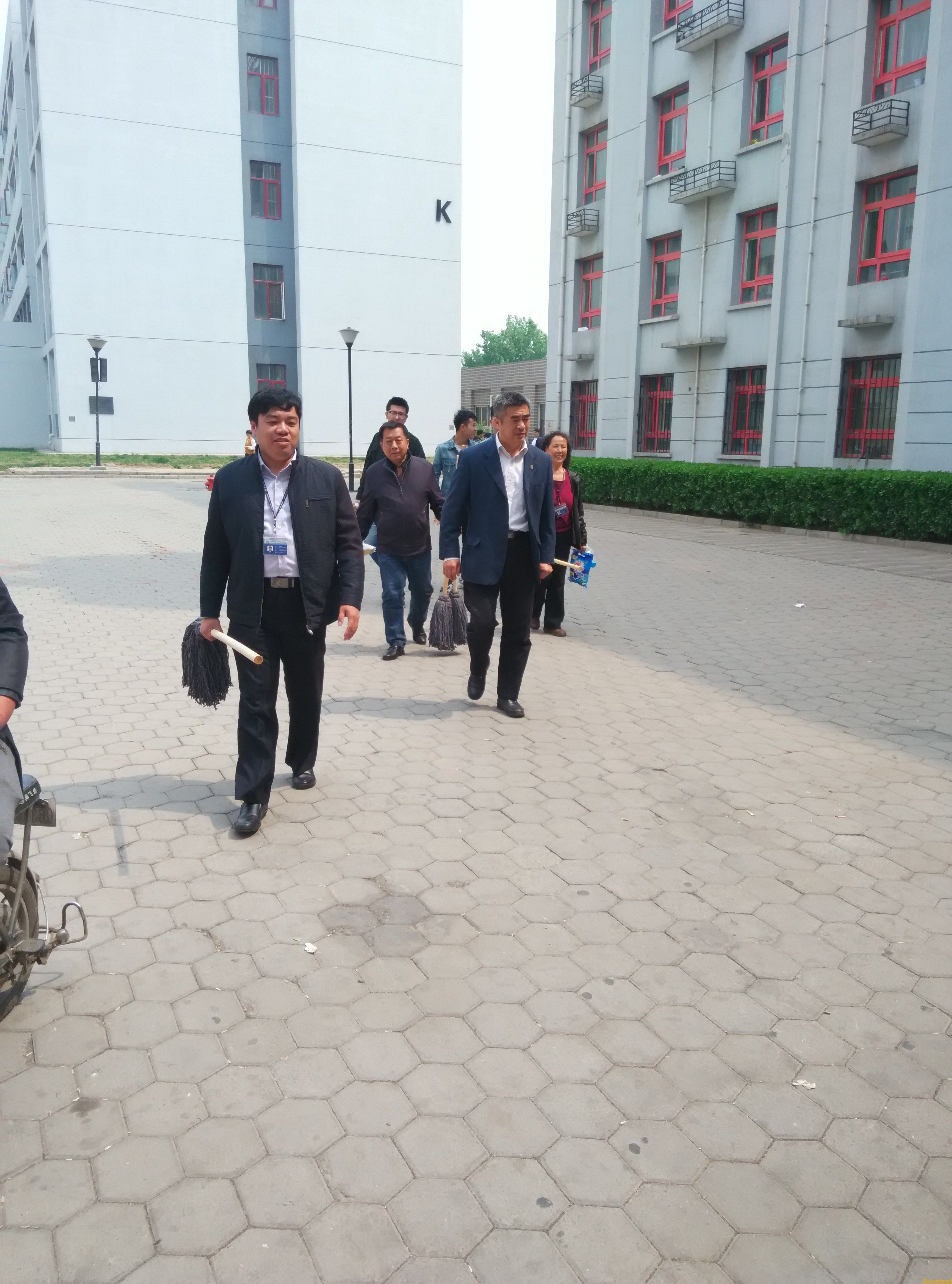 师生一齐动手，共创整洁宿舍——全院宿舍卫生大扫除系列活动报道