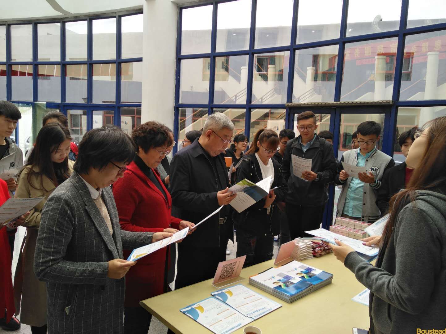 图书馆首届信息服务宣传周活动开幕