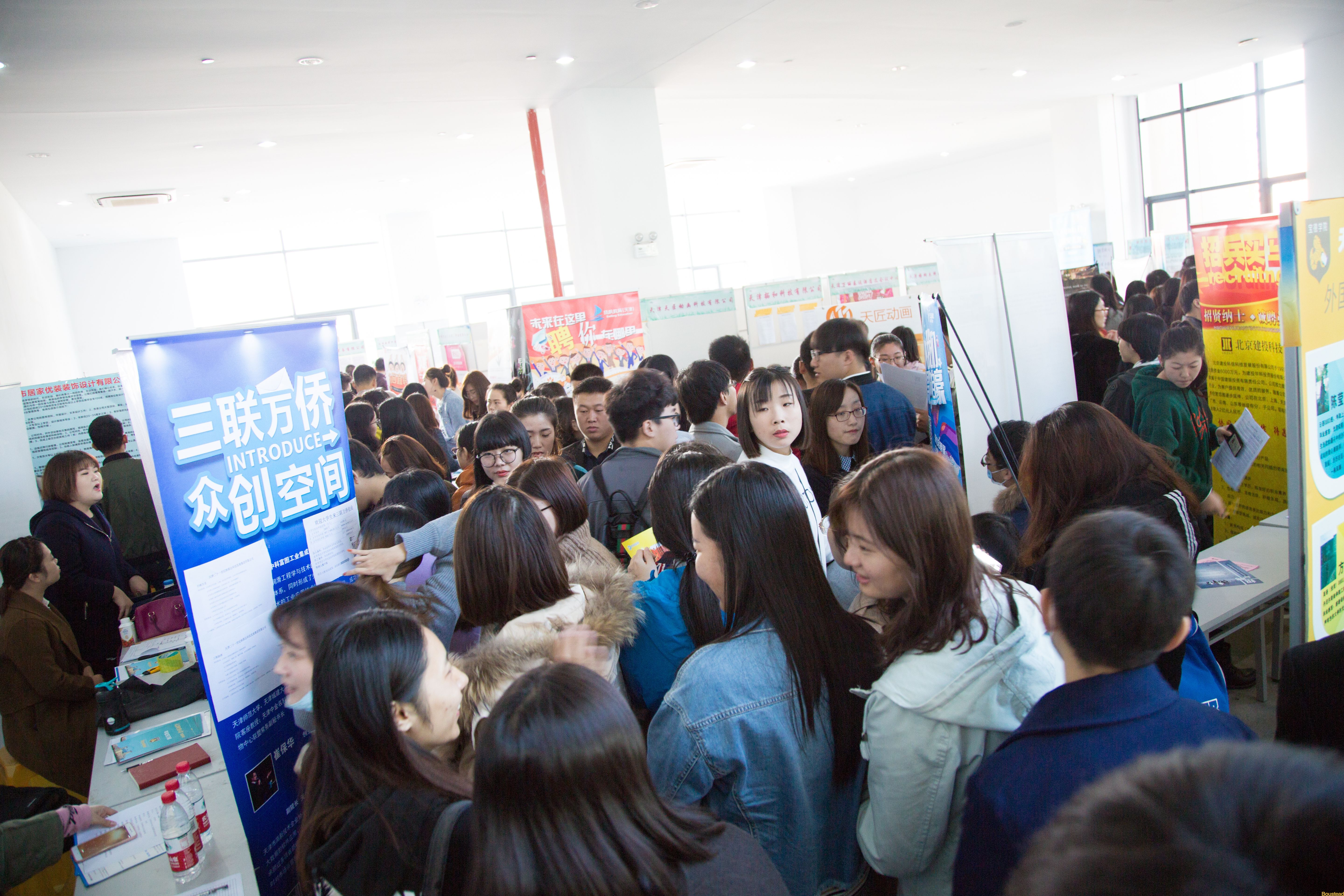 新葡的京成功举办2018届毕业生与用人单位交流洽谈会