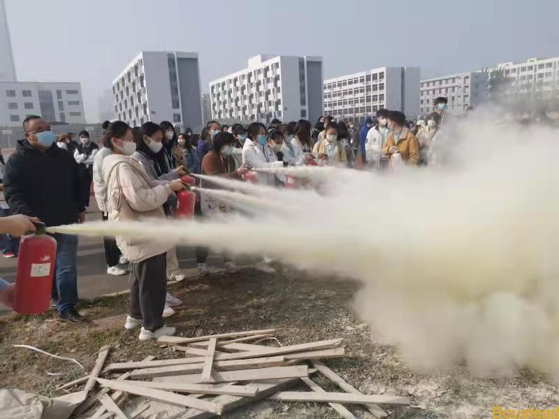学院开展消防安全培训和消防器材操作演练