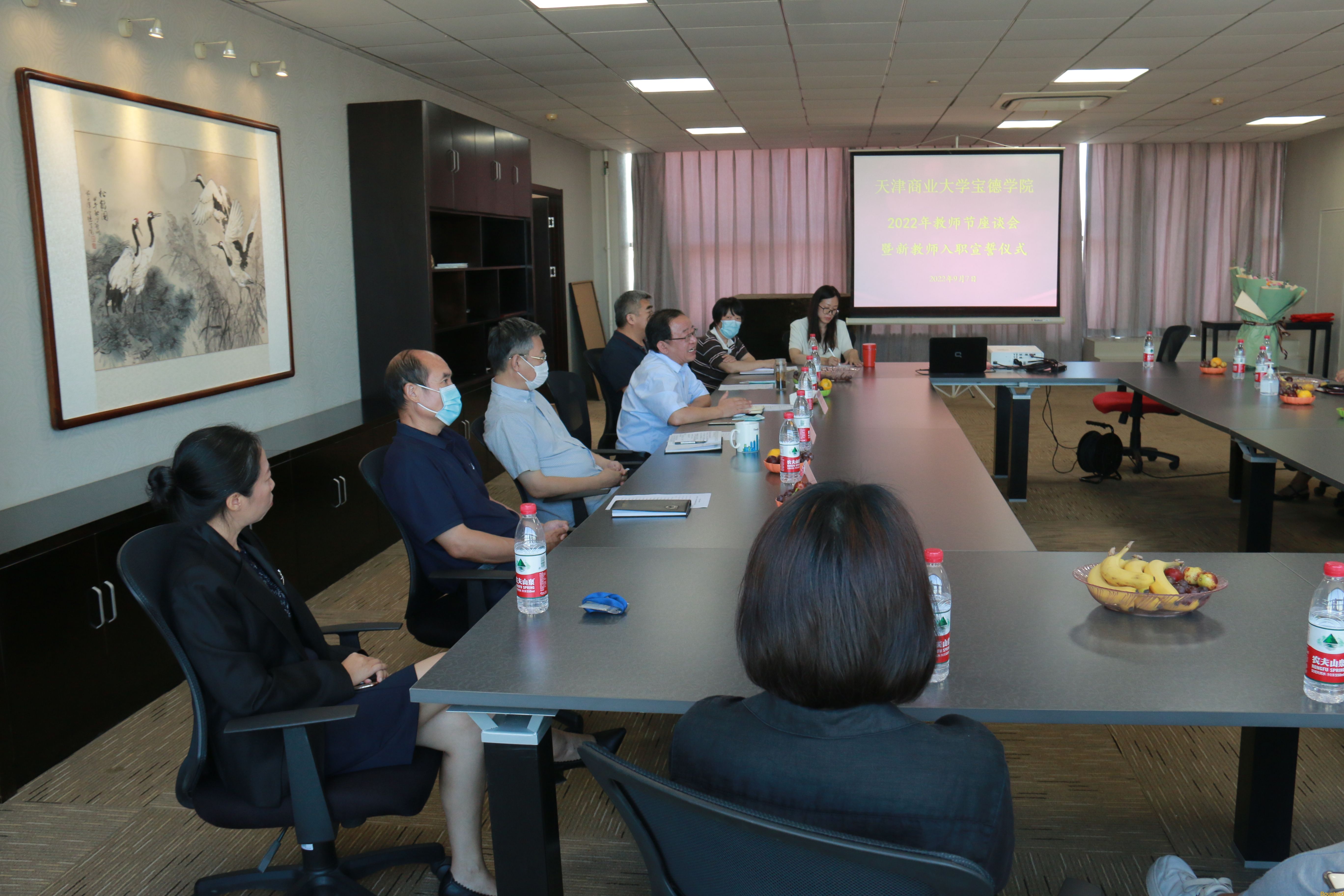 新葡的京集团8814检测站召开“迎接党的二十大，培根铸魂育新人”第38个教师节座谈会暨新教师入职宣誓仪式