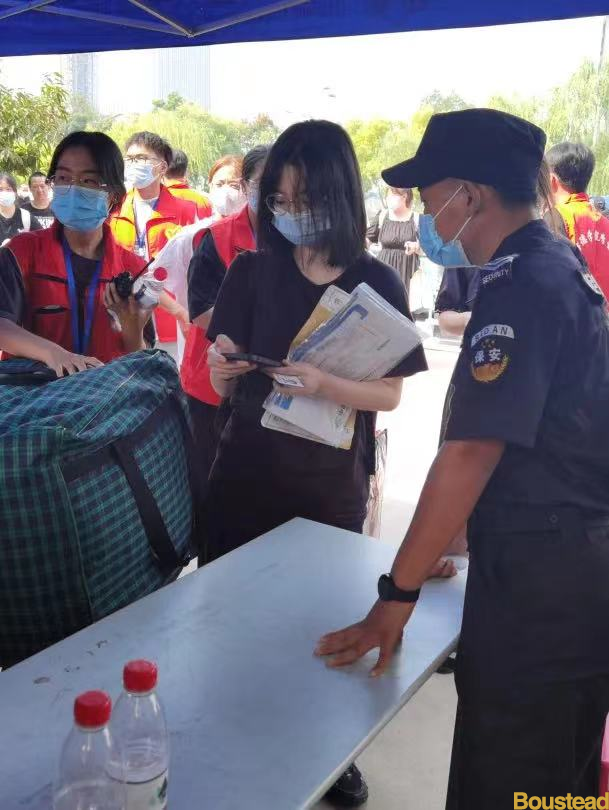 学院顺利组织学生返校