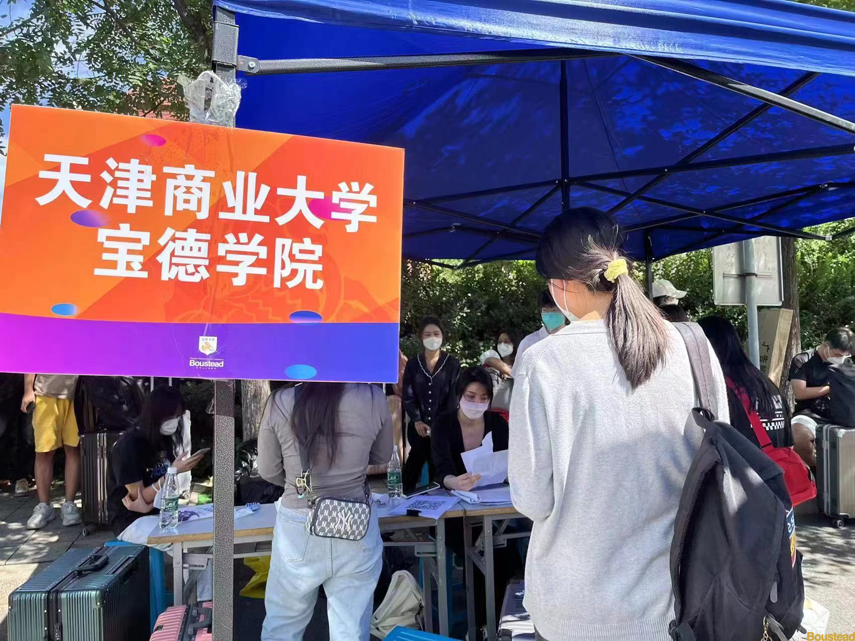 新葡的京有序组织2022年秋季学生返校接站工作