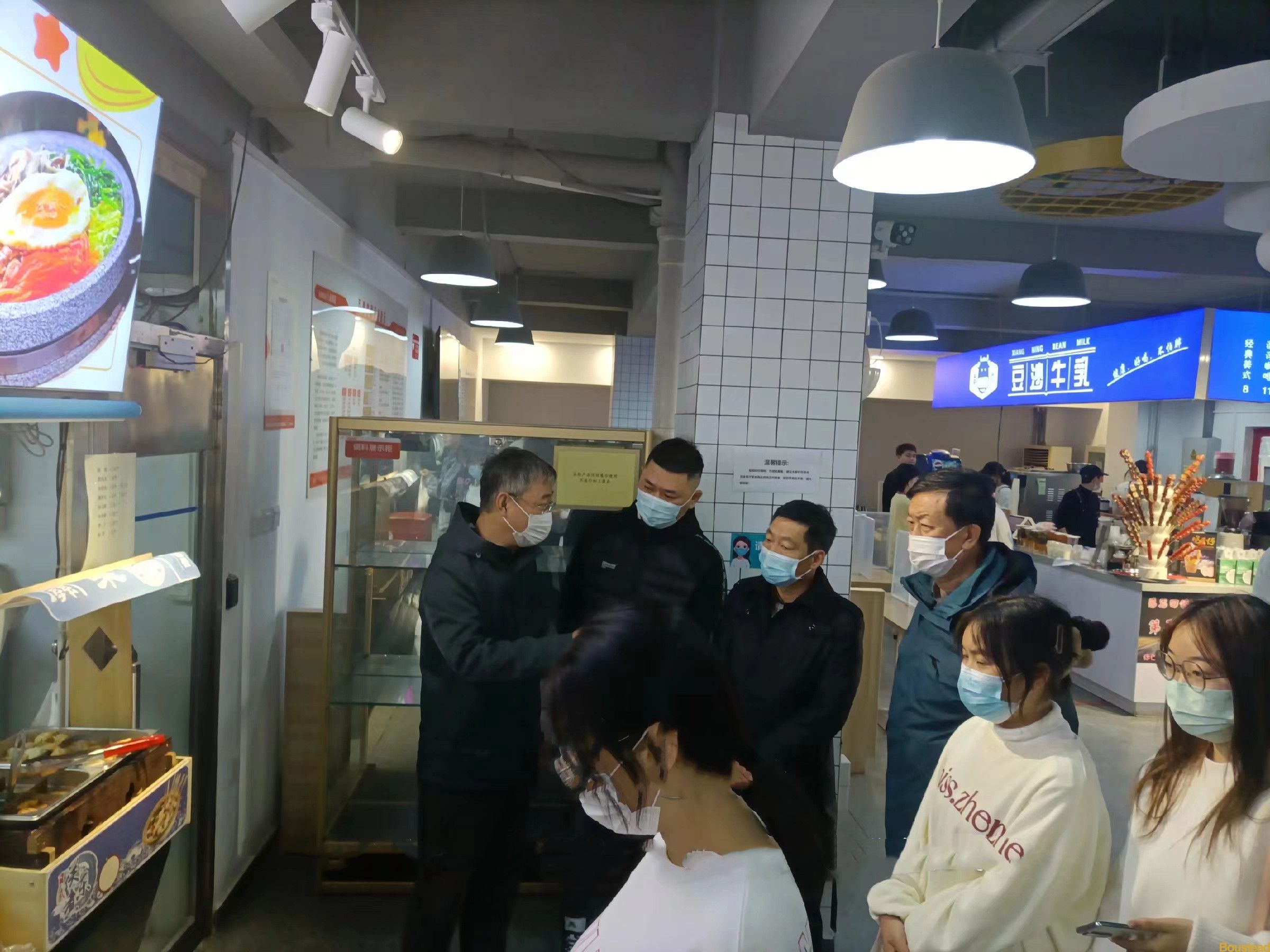 学院领导慰问外包服务人员