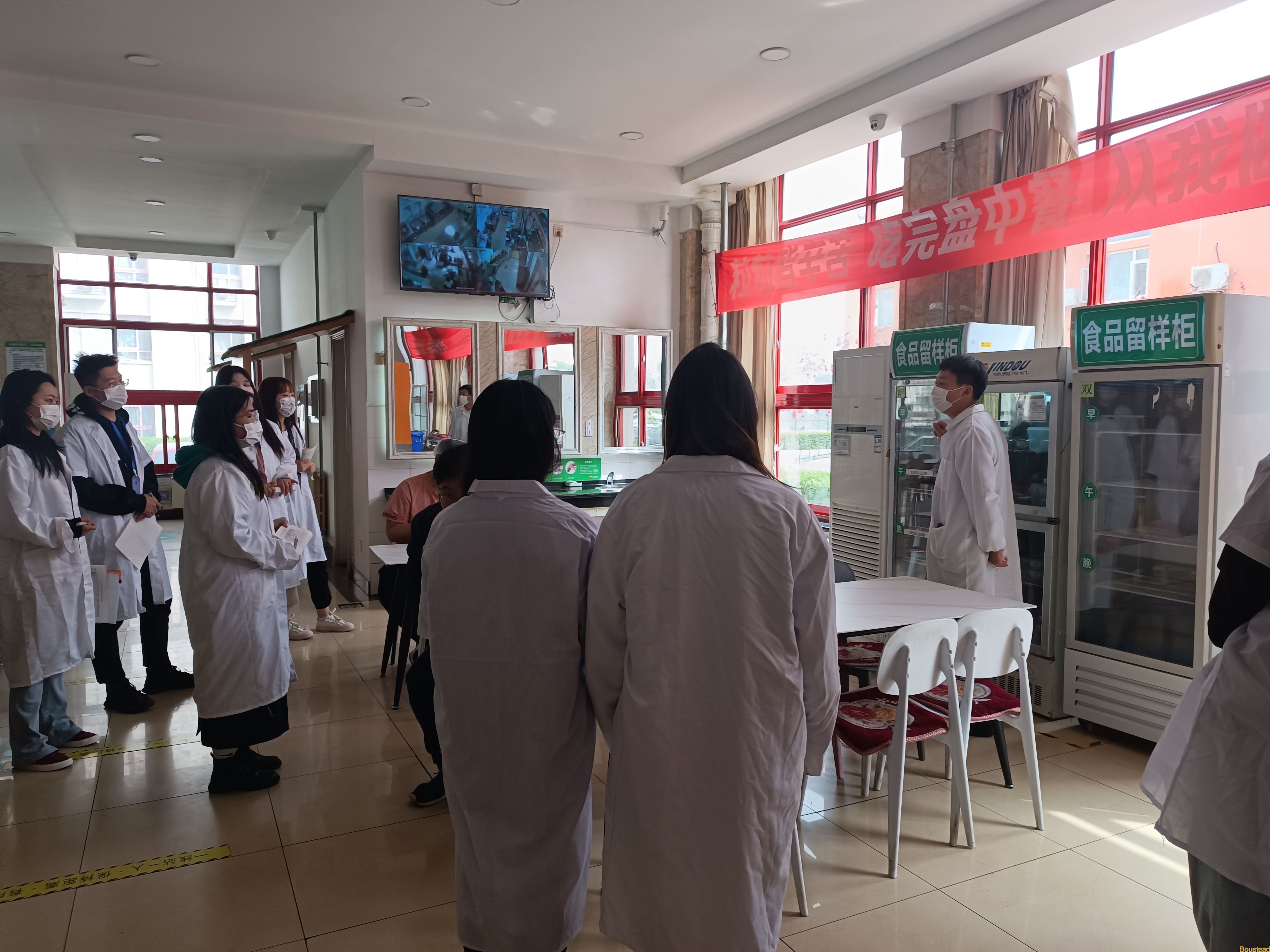 走进厨房 眼见为“食”后勤保障部组织学生参观食堂后厨