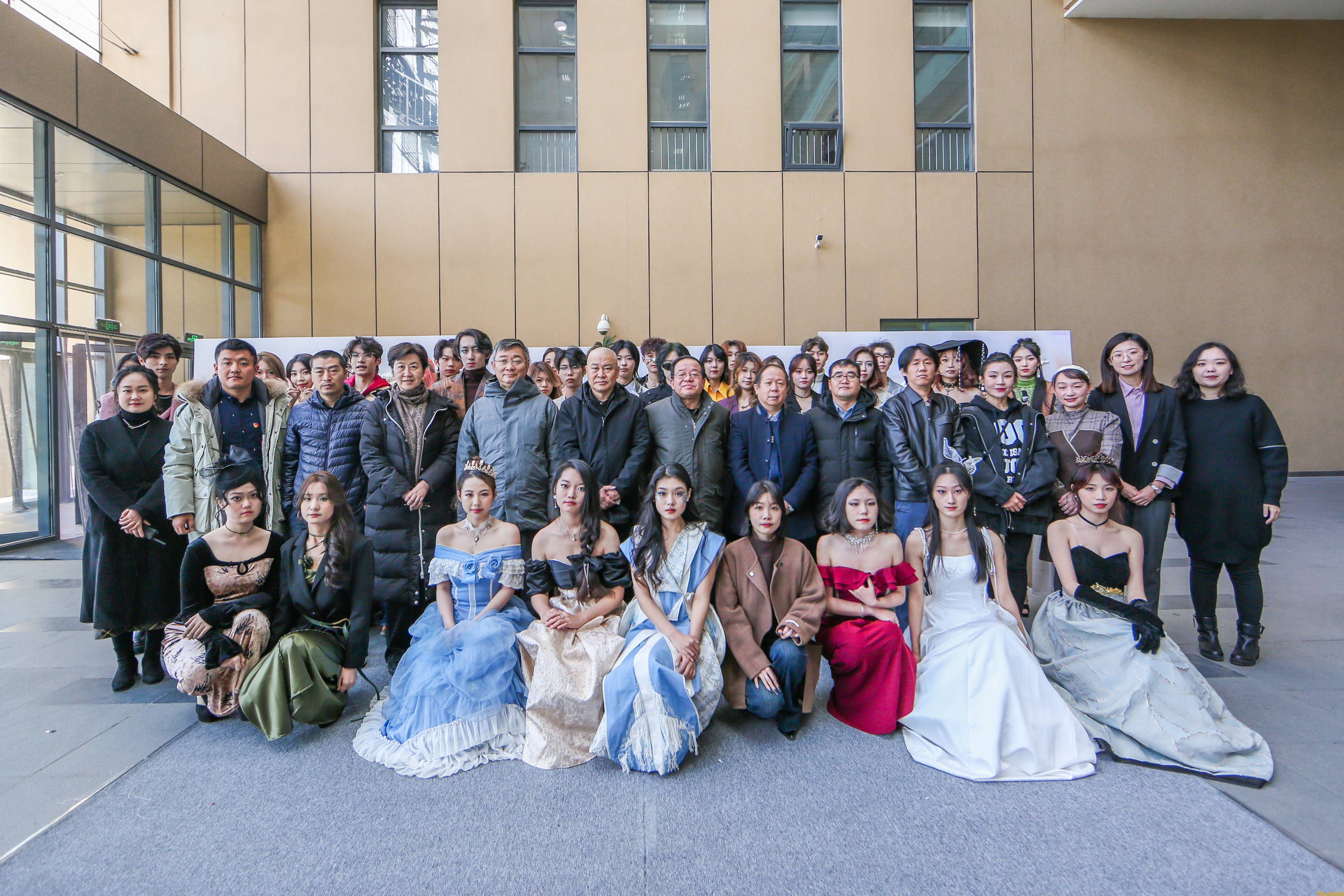 新葡的京艺术设计系服装与服饰设计专业 十五周年优秀作品动态展演成功举办