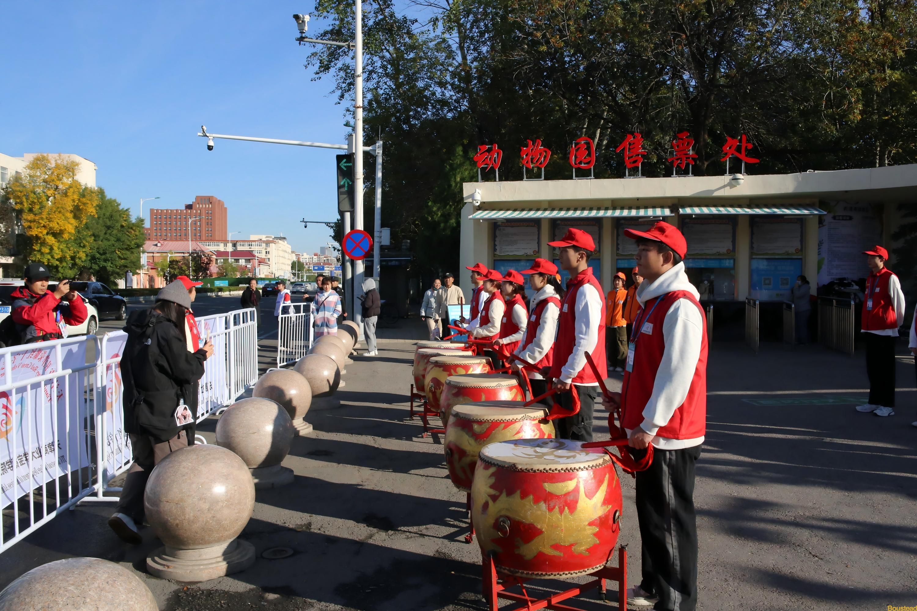 【工商管理系】工商管理系青年志愿者为天津马拉松击鼓助力
