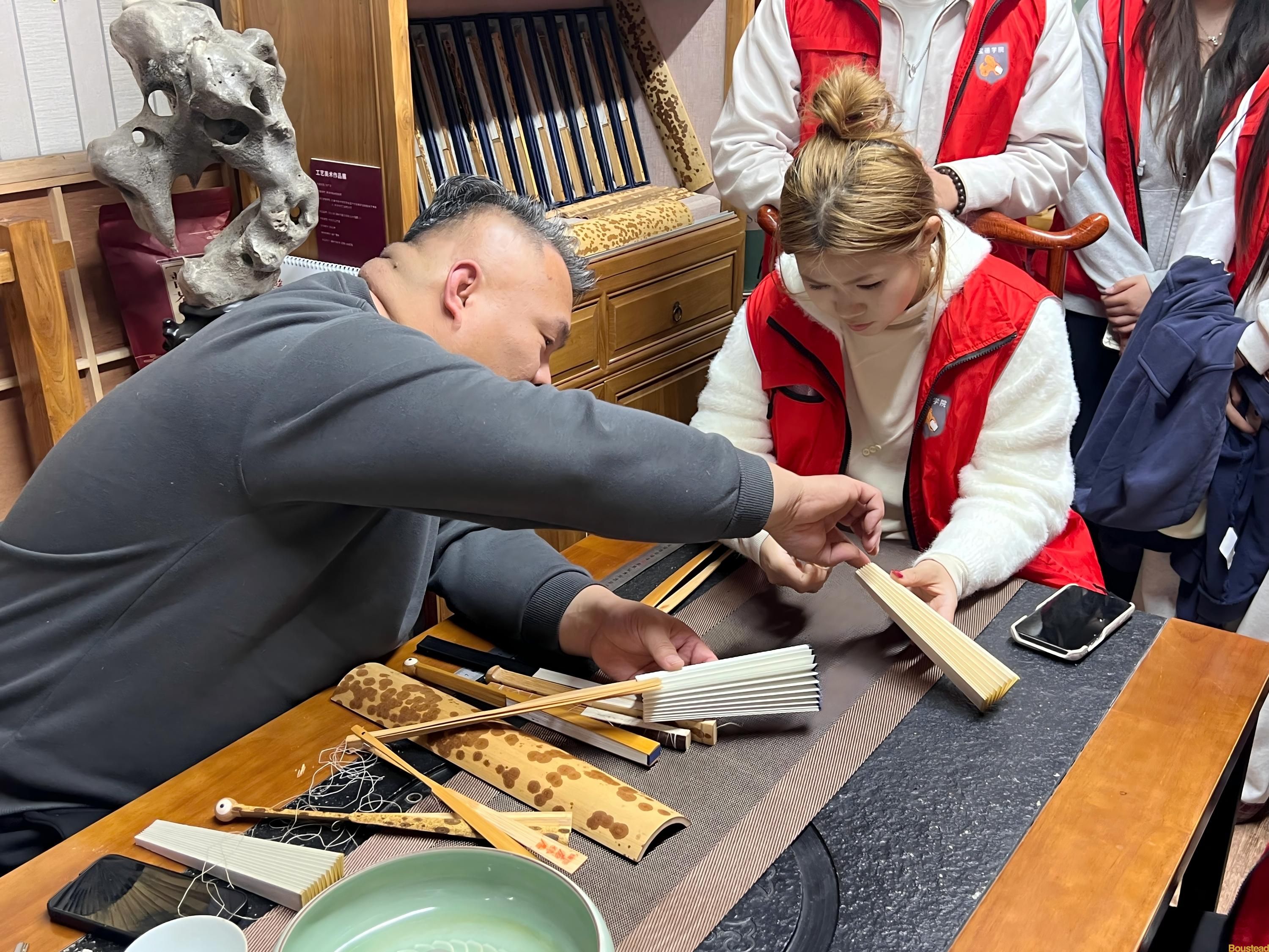 【经济贸易系】扇启千年韵，匠心传非遗——经济贸易系开展“非遗折扇文化”主题实践活动